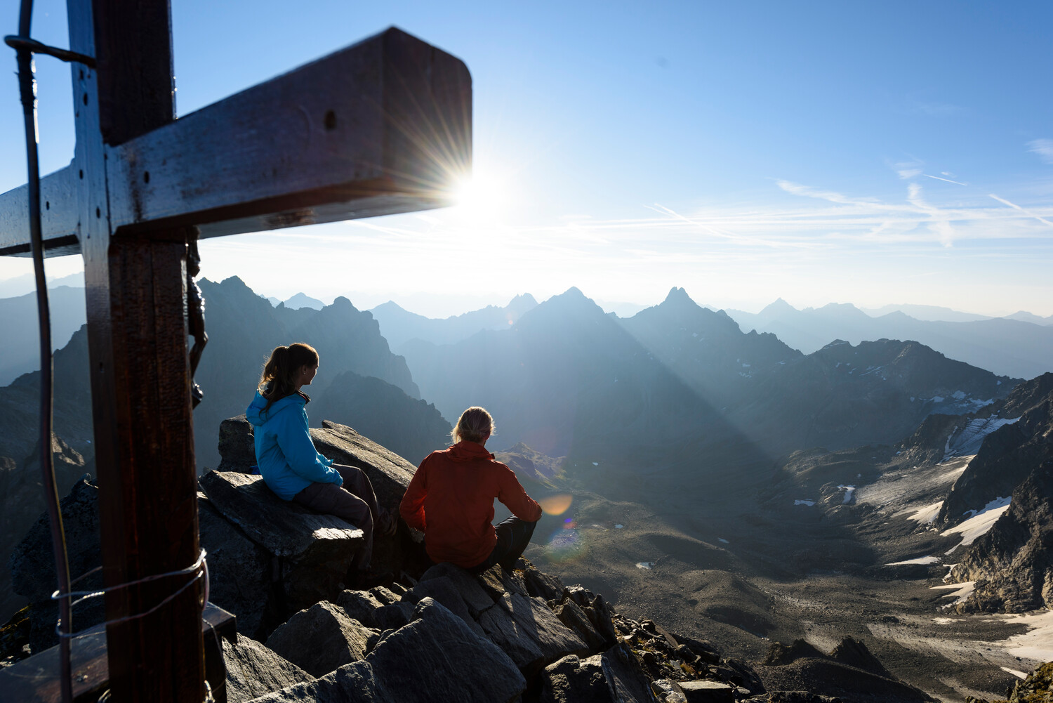 Die Ruhe und frische Luft auf den Gipfeln in den Alpen Tirols genießen