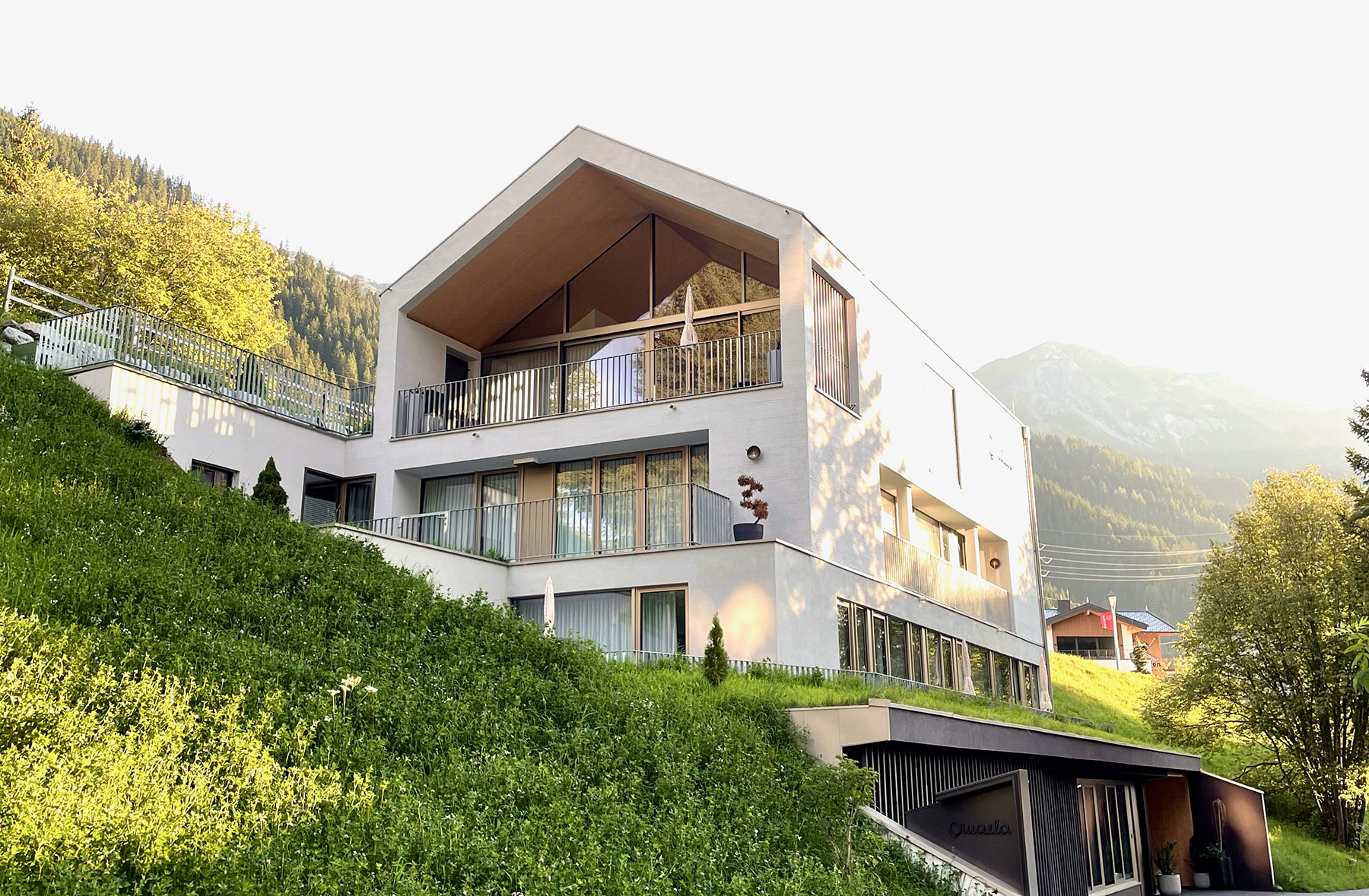 Omaela Apartments im Sommer