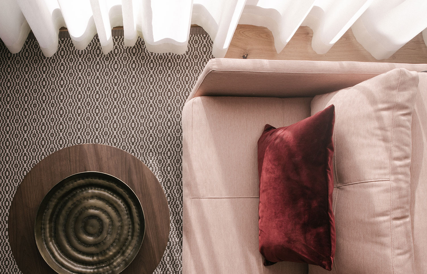  Detail Sofa + Couchtisch Omaela Apartment #3 St. Anton am Arlberg