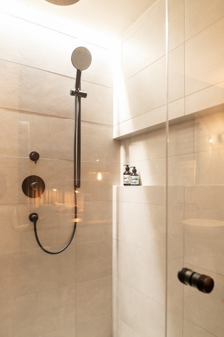 Bild: große Duschen in den Omaela Apartments