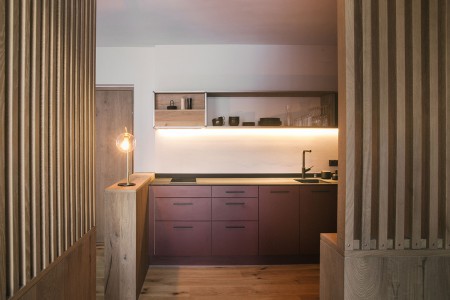 Bild: Küche in weinrot im Appartement #4 in unseren Apartments in St. Anton am Arlberg