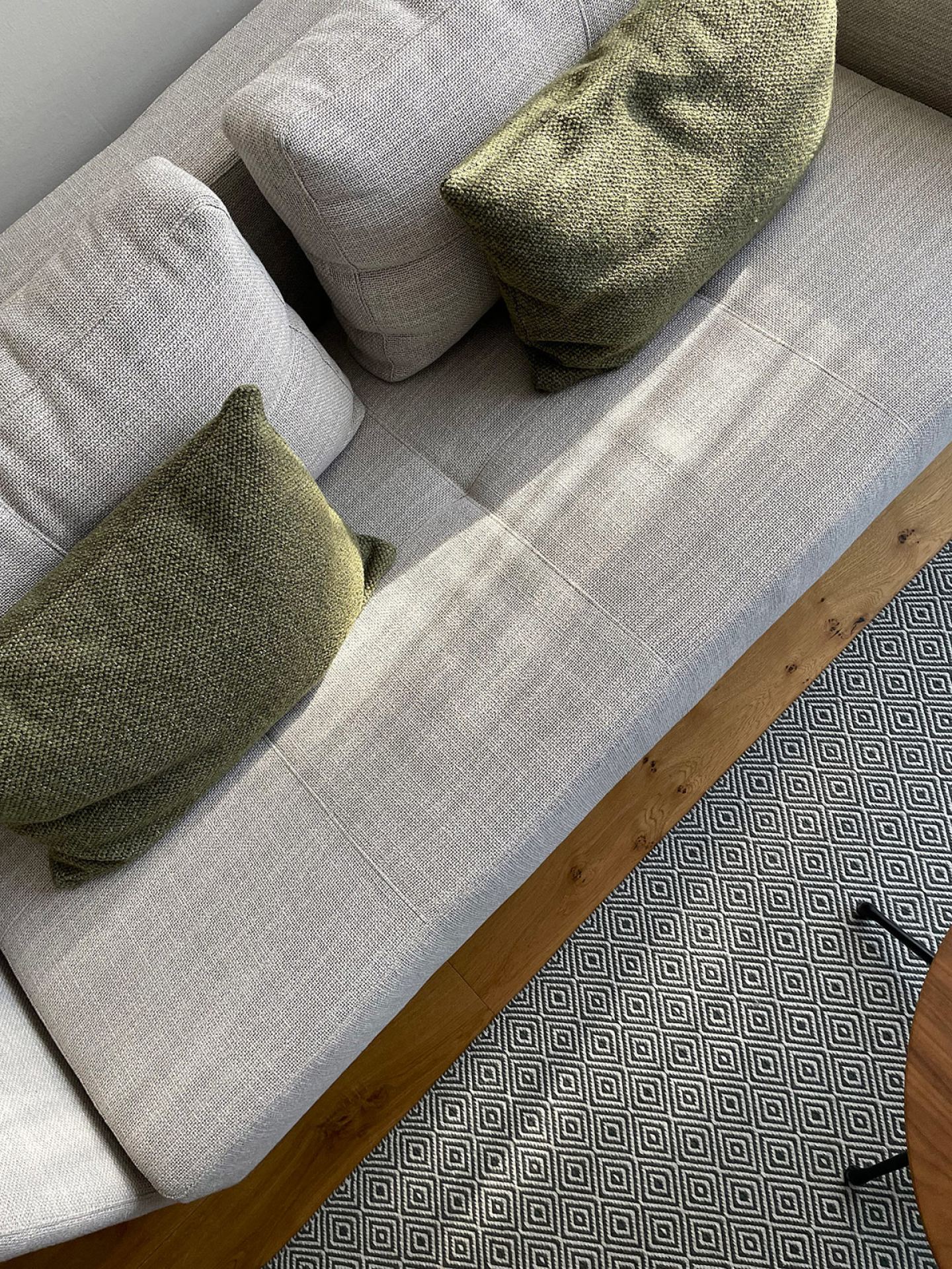 Cosy living area with sofa in an Omaela apartment