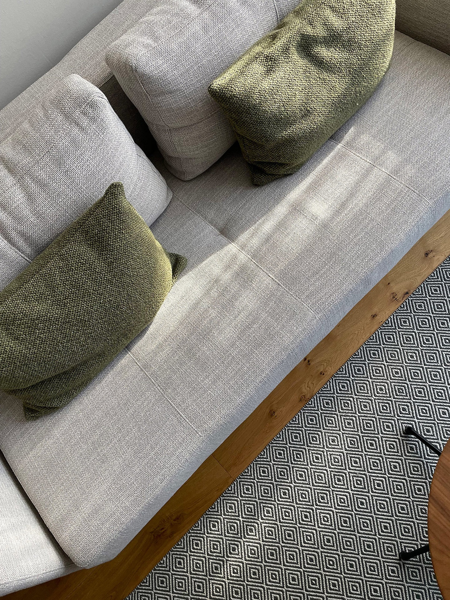 Cosy living area with sofa in an Omaela apartment