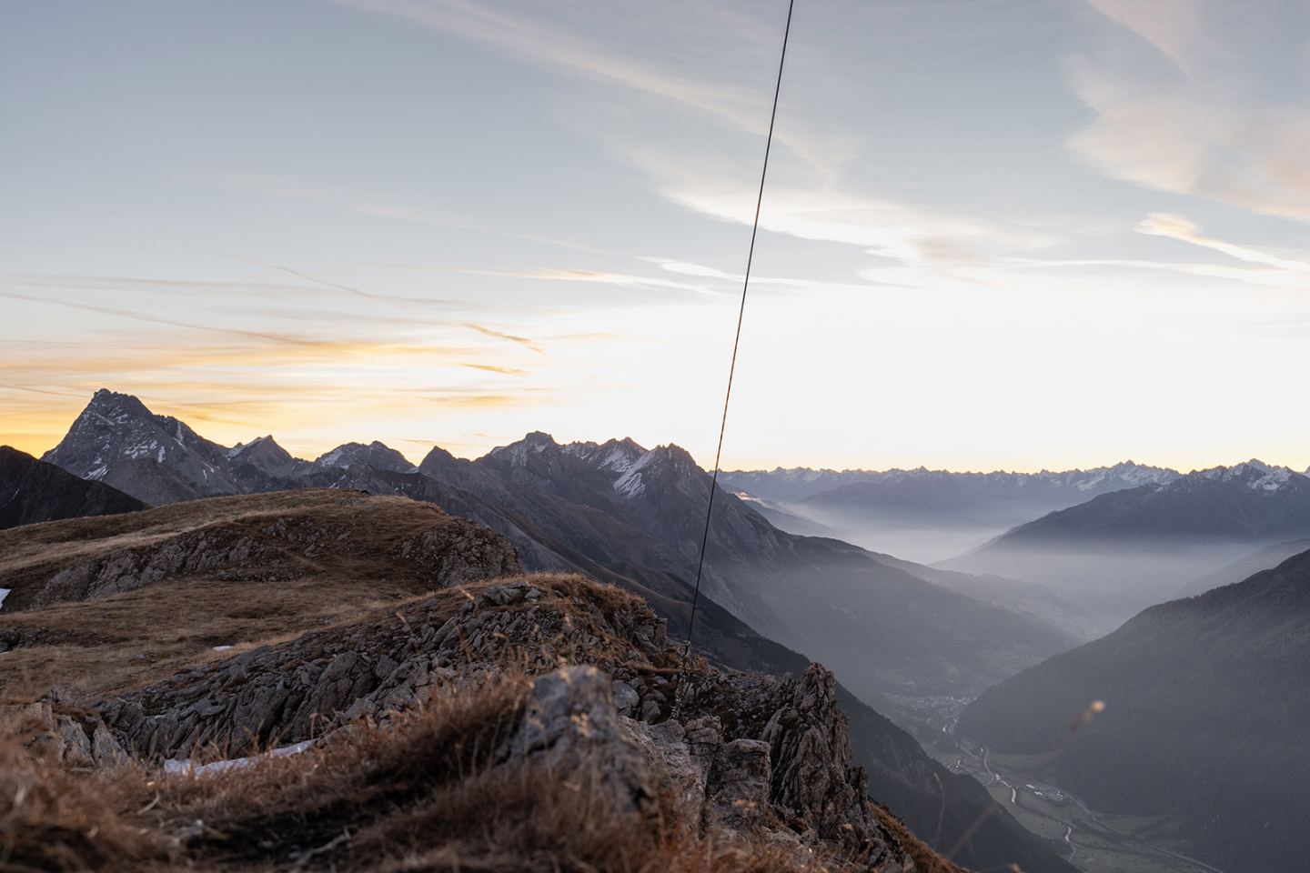 Sonnenaufgang über dem nebelverhangenen Bergtal bei St. Anton am Arlberg