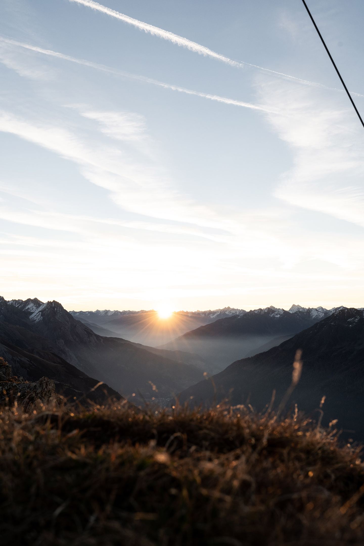 Sonnenstern über den Gipfeln – Sonnenaufgang über dem Tal von St. Anton am Arlberg