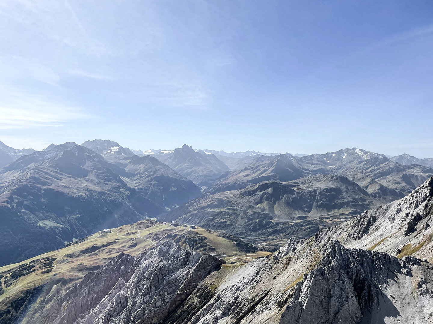 Bergpanorama über die Arlberger Bergketten im Sommerdunst