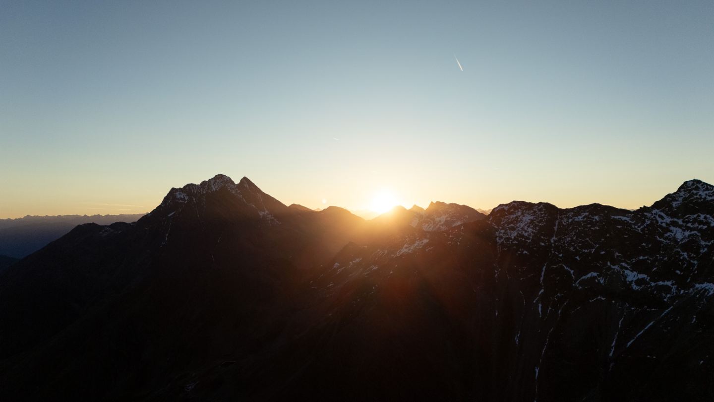 Sonnenaufgang über den Bergen