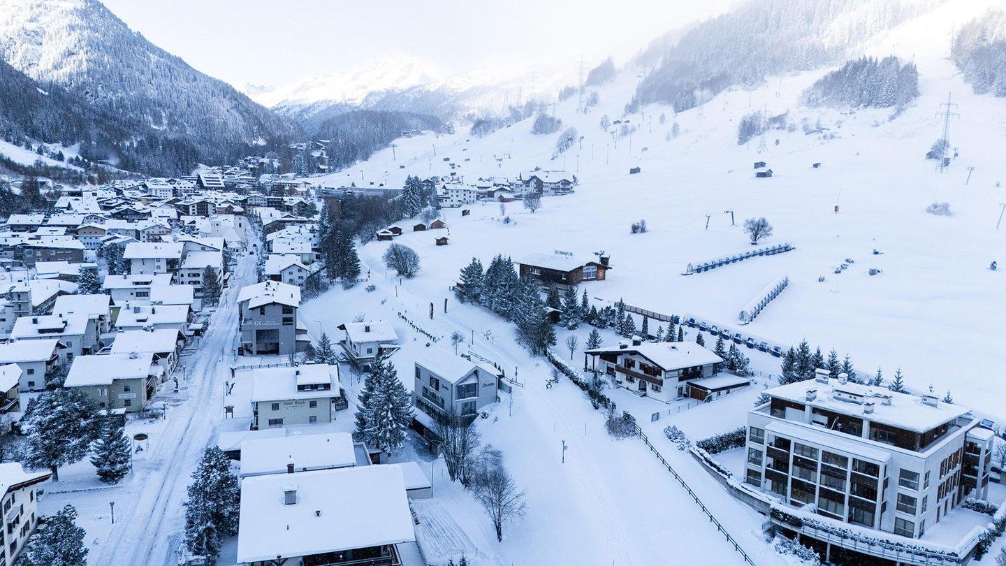 Luftbild des verschneiten St. Anton am Arlberg im winterlichen Tal