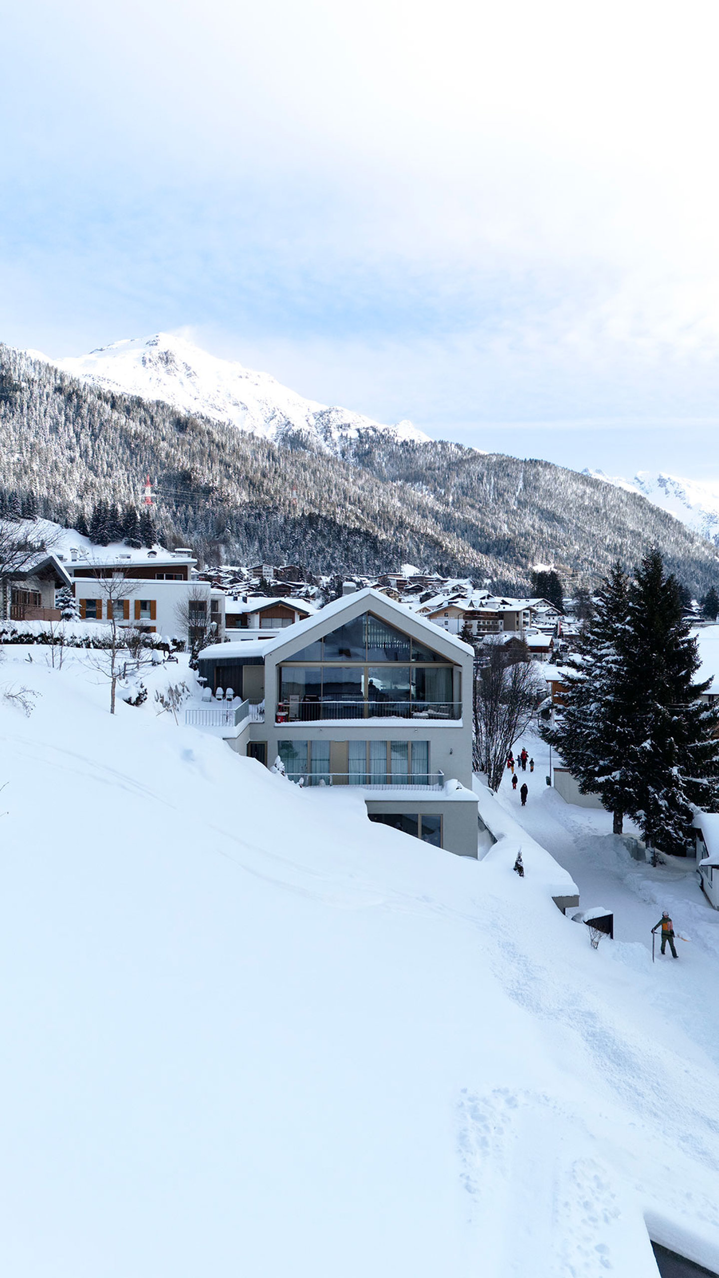 Die Omaela Apartments im Tiefschnee vor verschneiter Bergkulisse in St. Anton am Arlberg