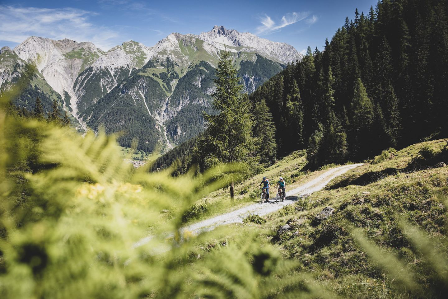 Zwei Mountainbiker auf einem Weg mit Bergpanorama im Sommer am Hohen Riffler, St. Anton am Arlberg